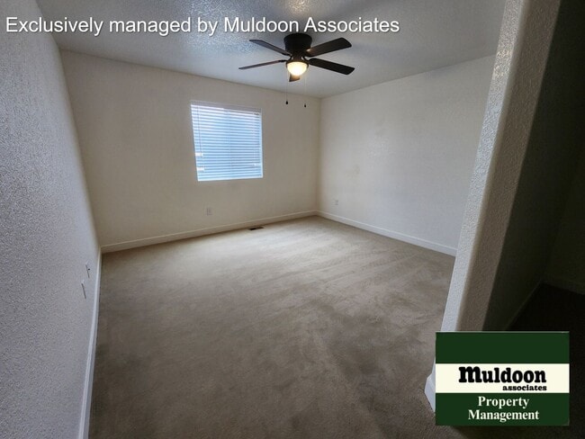 Building Photo - 3 bed 2 bath duplex unit available now!