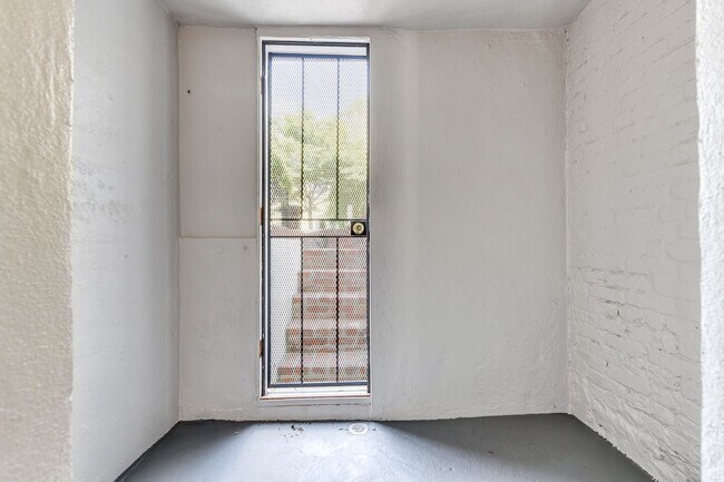 Building Photo - 3 Bed 2.5 Bath - Bloomingdale Condo - 1 Assigned Parking Space