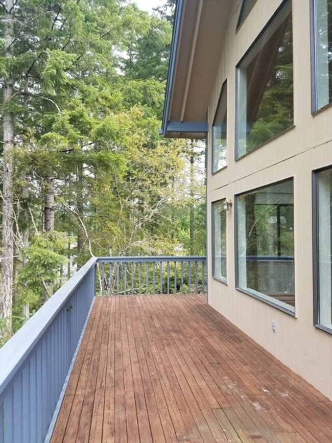 Building Photo - Beautiful home located on Emerald Lake