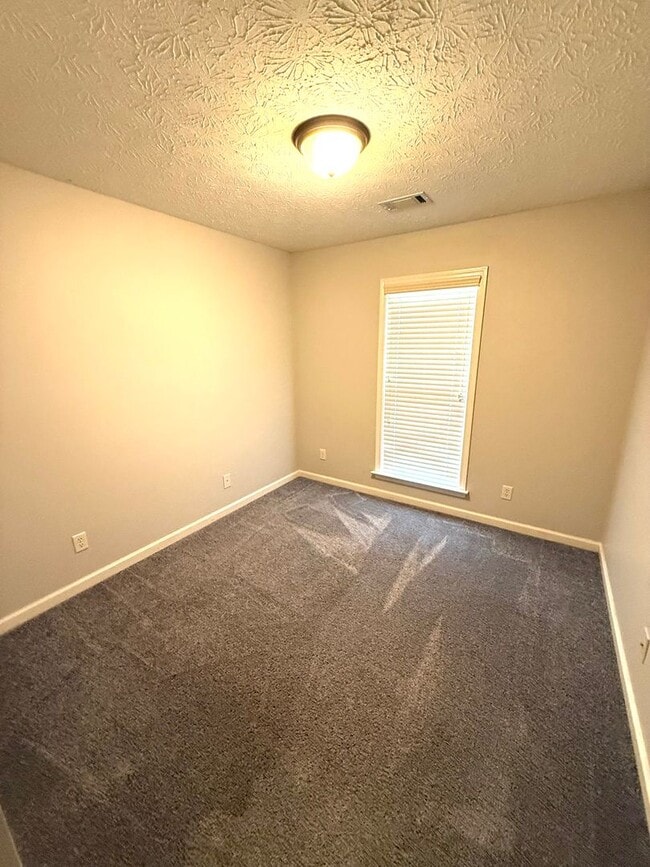 Building Photo - ** 3 Bed 2 Bath located in Ryan Ridge ** Call 334-366-9198 to schedule a self tour