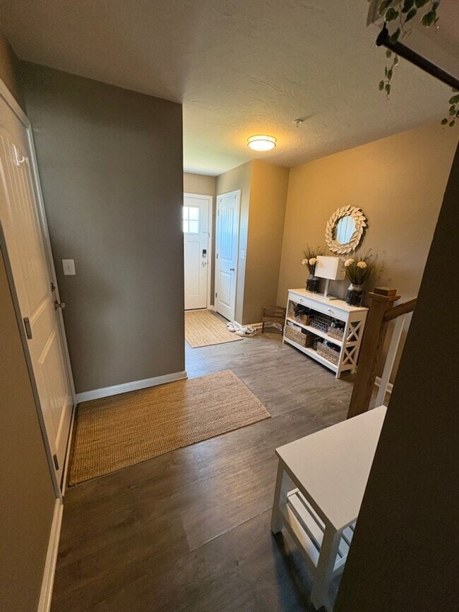 Building Photo - Beautiful townhome for rent in Hudson Ridge