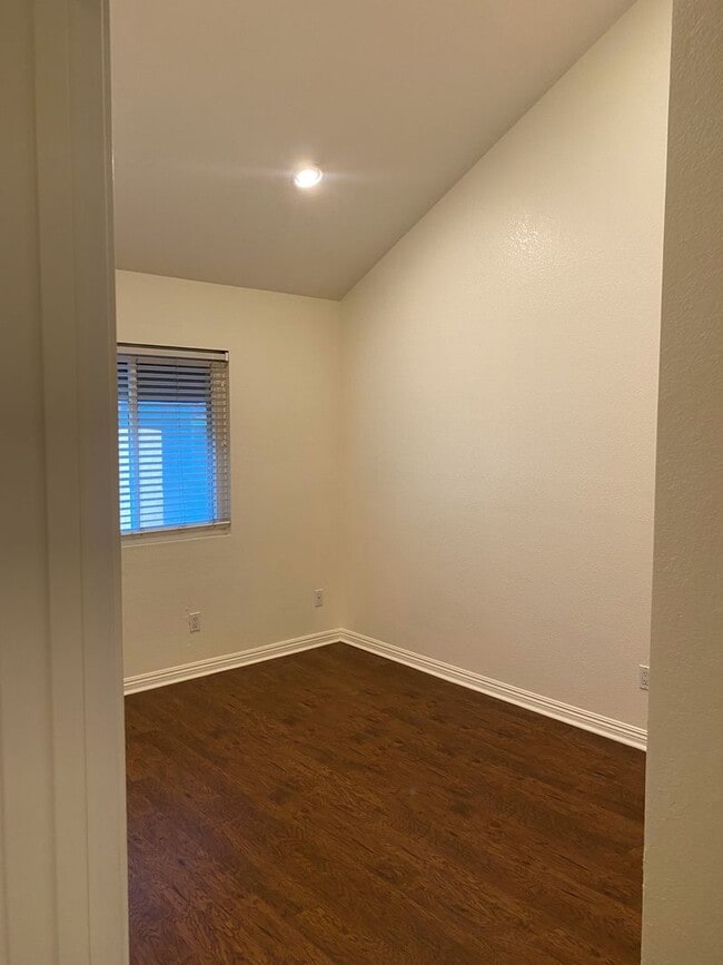 Building Photo - Awesome Townhouse in El Segundo w/Laundry in Unit, Garage and Pool