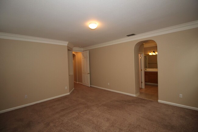 Building Photo - 4 bedroom, 2 bathroom home in Plumas Lake