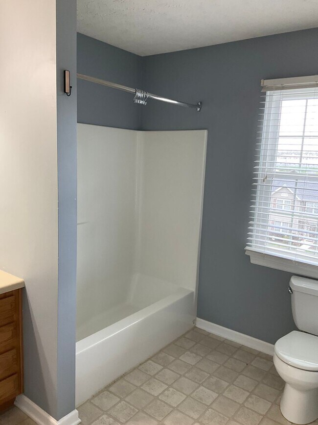 Building Photo - Large 3 Bedroom 2.5 bath townhome with additional finished room.