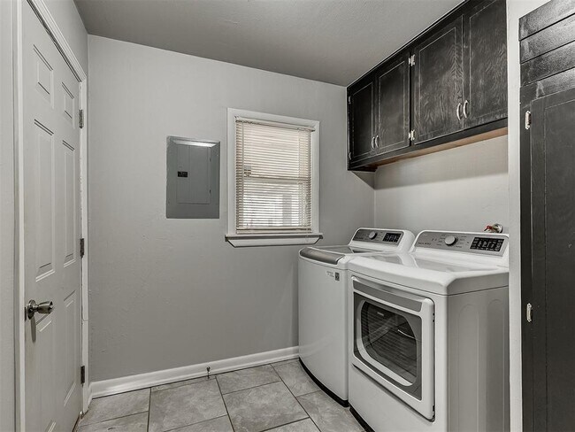 Building Photo - 2641 Kent Dr