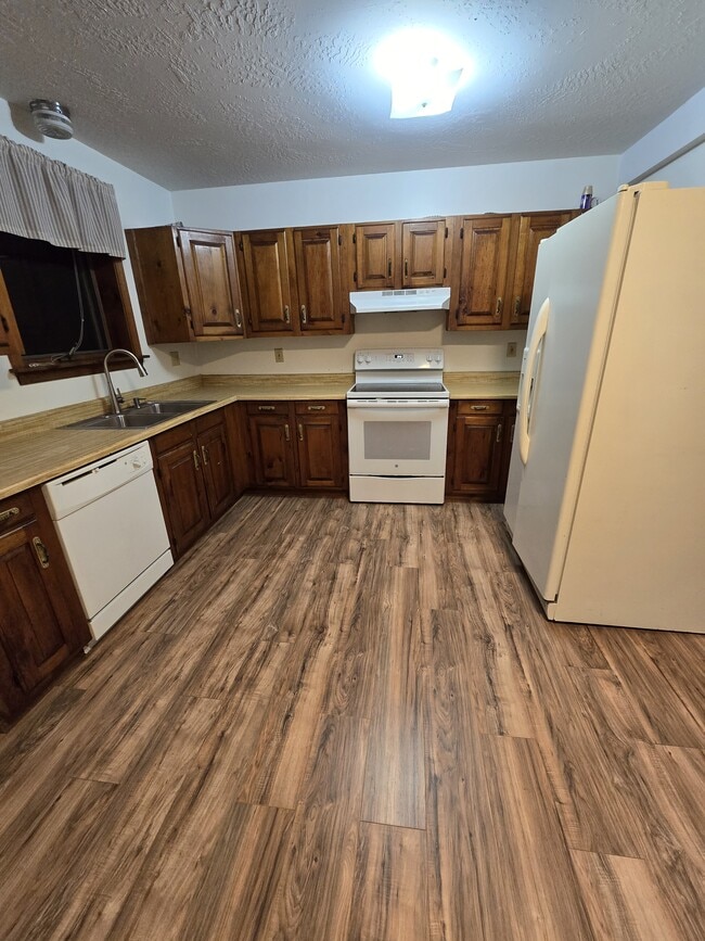 Kitchen - 16 Cote Cir