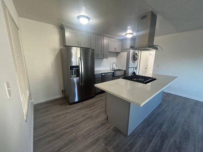 Building Photo - Top Floor Apartment, 1 Bed + 1 Car Garage, Long Beach