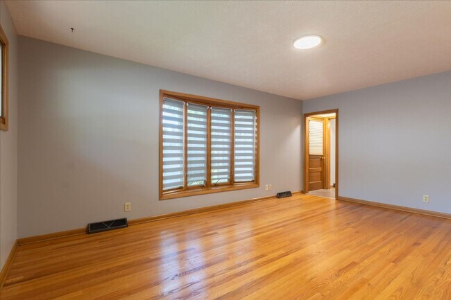 Building Photo - 7221 Lexington Ave