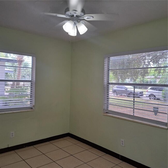 Building Photo - 627 61st Ave S