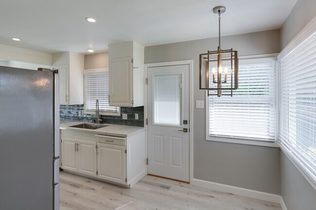 Building Photo - 405 S Fernwood Cir