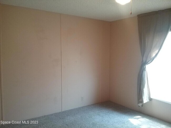 Building Photo - 1609 Ridge Dr