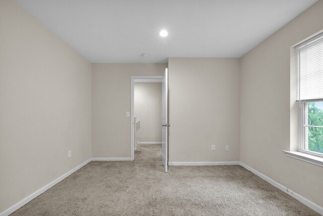 Building Photo - Modern 3-Bed Townhome on Quiet Cul-de-Sac ...