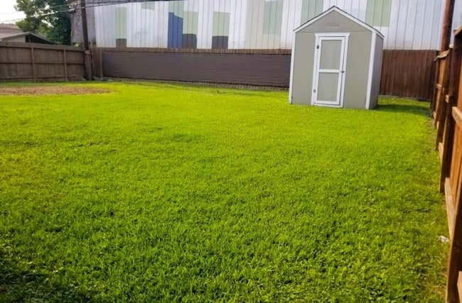Building Photo - 3515 Castledale Dr
