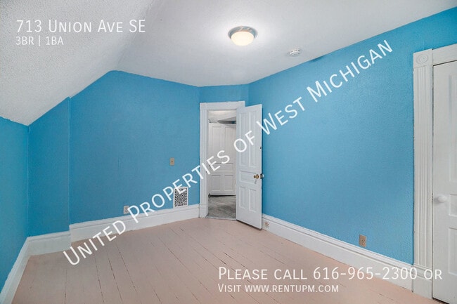 Building Photo - Available Now | 3 Bedroom 1 Bath Upper Uni...