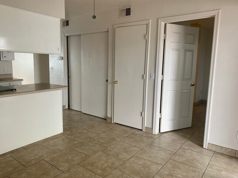 Building Photo - 444 W Ivyglen St