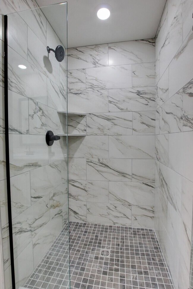 Building Photo - Stunning Like-New Home with Open Floor Pla...