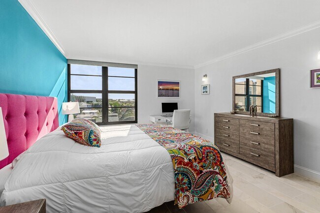 Building Photo - 14 Royal Palm Way