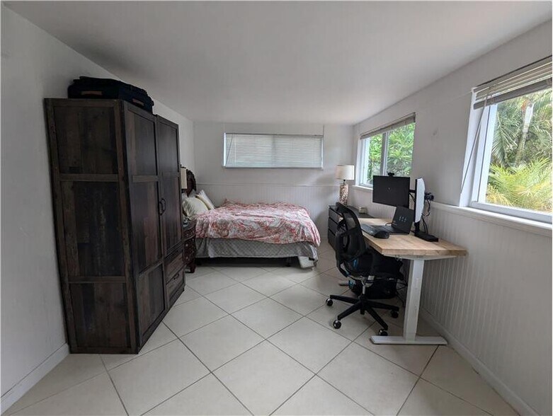 Building Photo - 609 NE 14th Pl