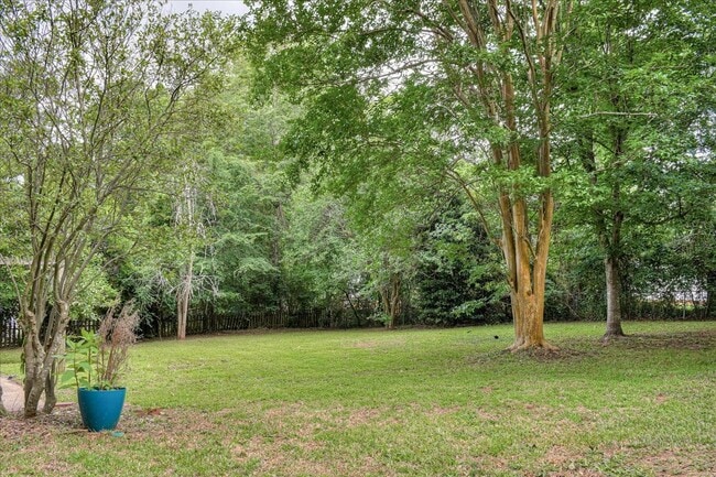 Building Photo - 303 Meadowlake Dr