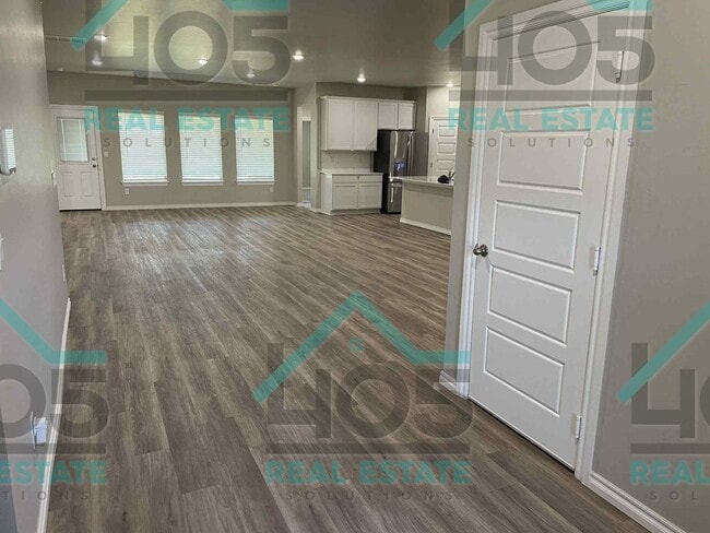 Building Photo - 5 Bedroom Dream Home