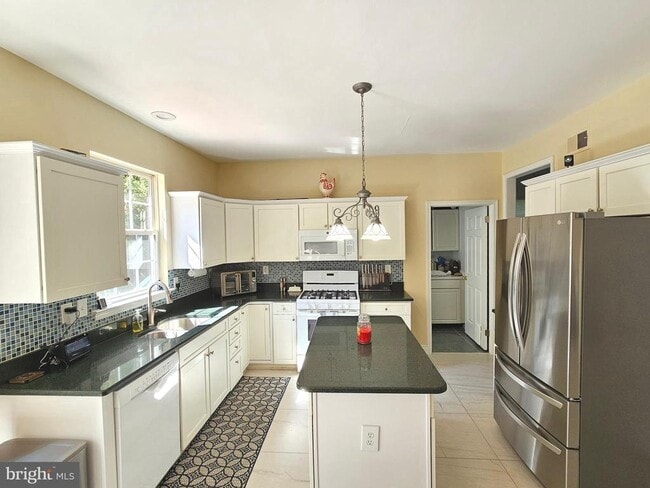 Building Photo - 6 Hedgecroft Dr