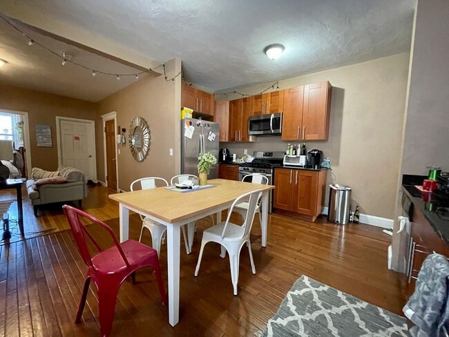 Building Photo - AWESOME ALLSTON 5 BED/2 BATH FOR 9/1/2026