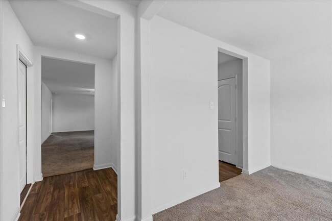 Building Photo - 625 Riverdale Dr