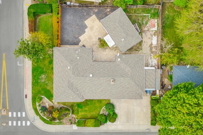 Building Photo - 1020 Seamas Ave