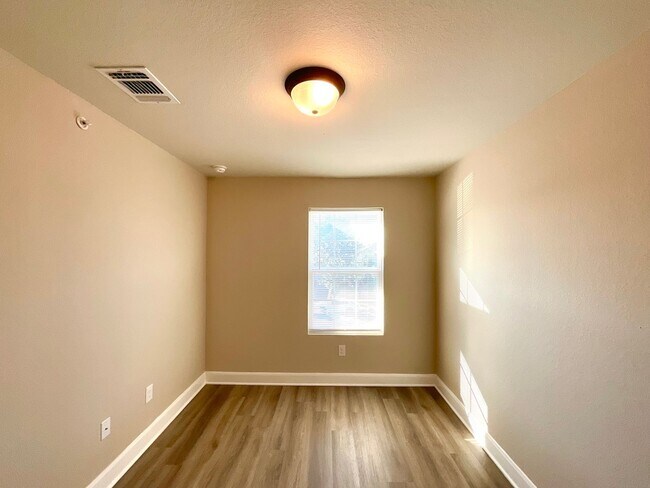 Building Photo - **APPLICATION RECEIVED** Three Bedroom Townhome in Prime Location! Close to New IKEA, I-35, Forum...