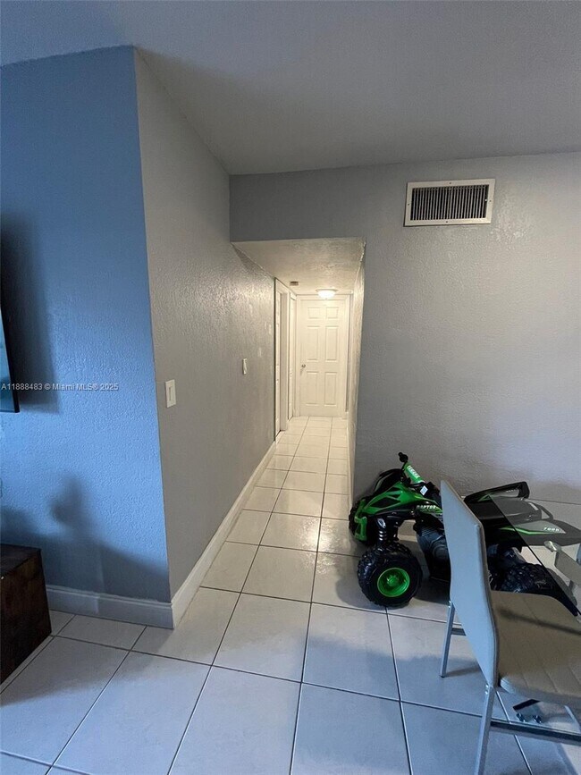 Building Photo - 13715 Kendale Lakes Cir