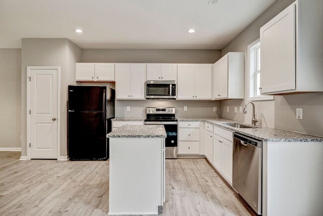 Building Photo - 4 Bedroom Townhouse for Rent in Clayton NC | Garage | Pet Friendly | Wooded View! | MOVE IN SPECI...