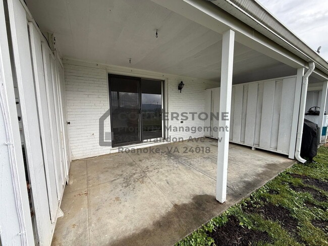 Building Photo - 6500 Carefree Ln