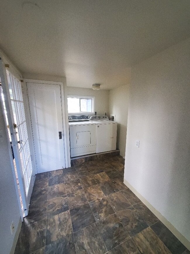 Building Photo - Arbor Heights Bungalow, Available early Oc...