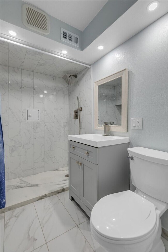 Building Photo - Beautifully updated 4-bed, 3-bath home in ...
