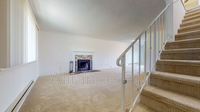 Building Photo - 221 College View Dr