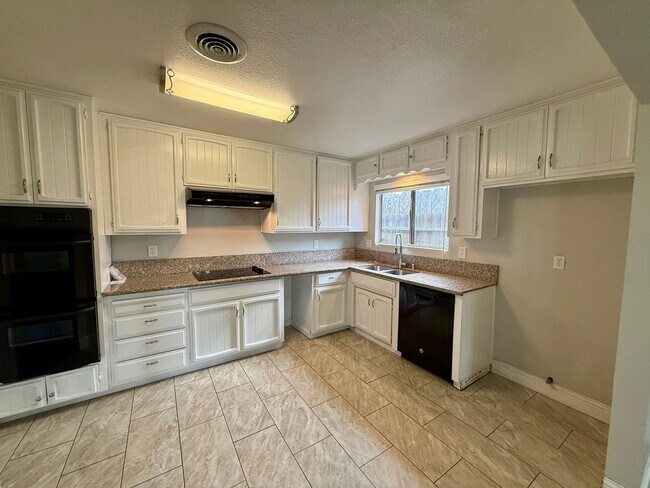 Building Photo - Single story home with vaulted ceilings!