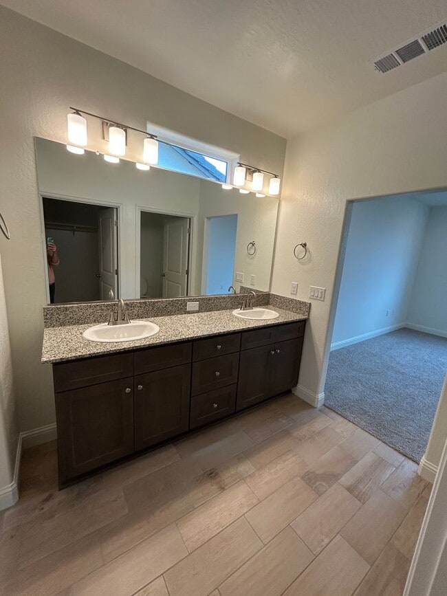 Building Photo - Northwest Visalia! Don't miss this beauty! Spacious and open 4 bedroom 2 bath!