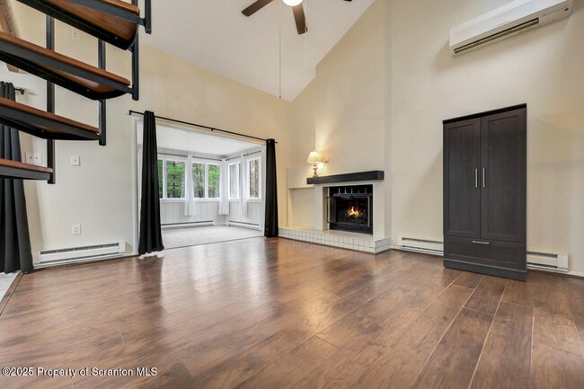 Building Photo - 300 Lake Rd