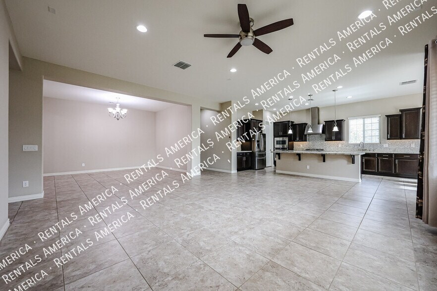 Building Photo - 3375 E Balsam Dr