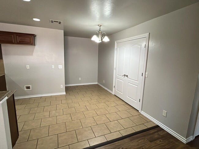 Building Photo - 4 Bedroom 2 Bath Duplex in Mustang!  $1270 Per month!
