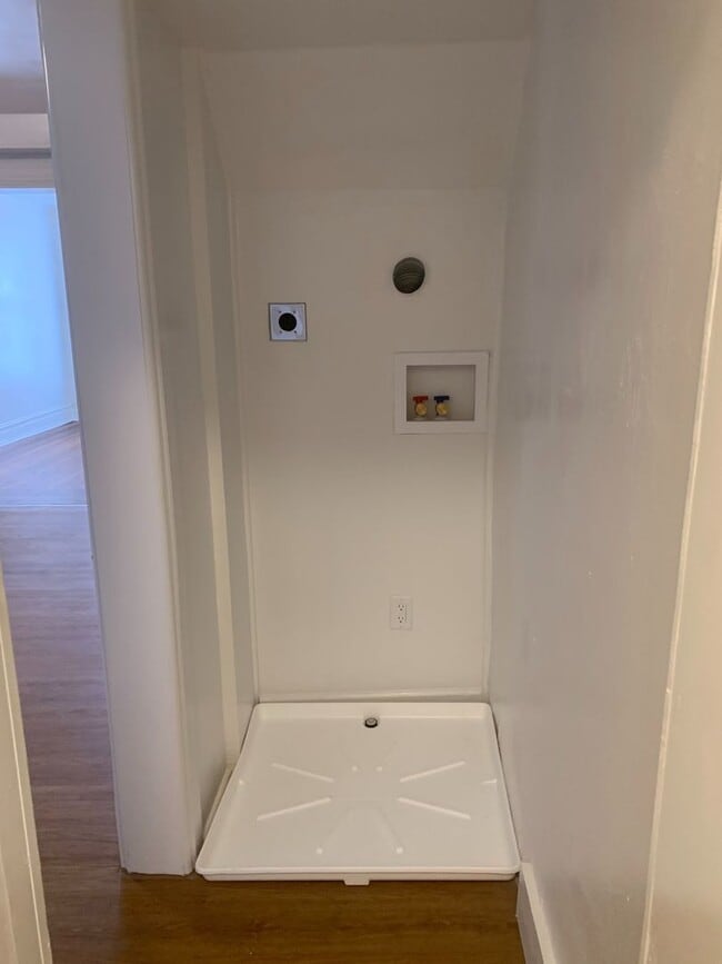 Building Photo - One bedroom Apartment! Video in Photos!