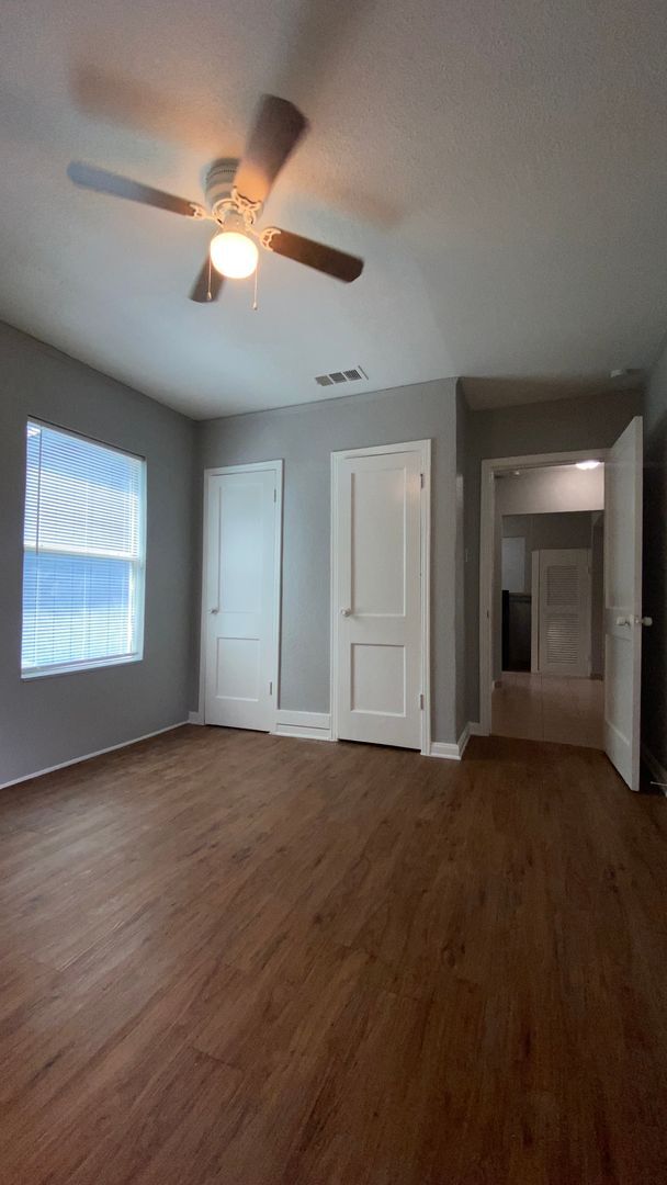 Building Photo - Freshly Painted and Ready for Immediate Move In