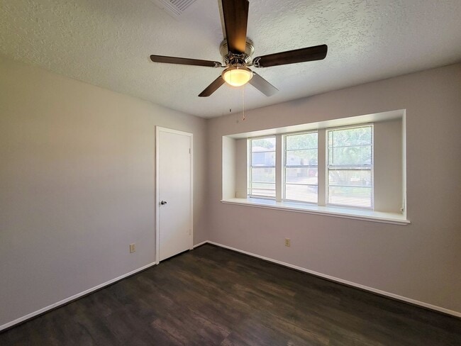Building Photo - Three bedroom 2 full bath duplex style hom...