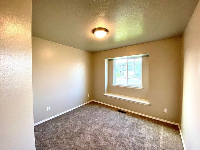 Building Photo - 4 Bedroom + Bonus with 2 baths available 8/22