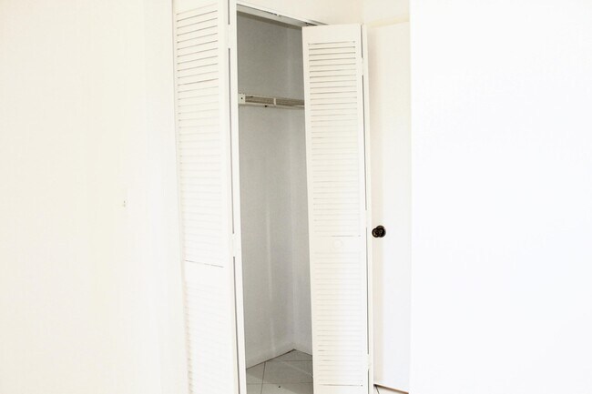Building Photo - 5620 Queen Palm Ct