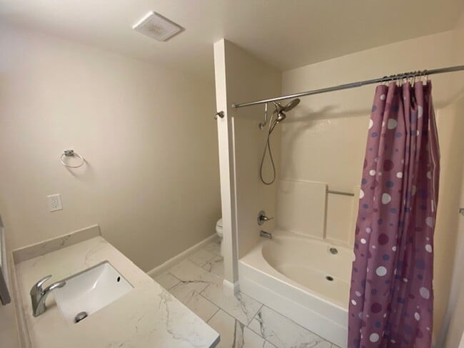 Building Photo - 434 Creekside Ln