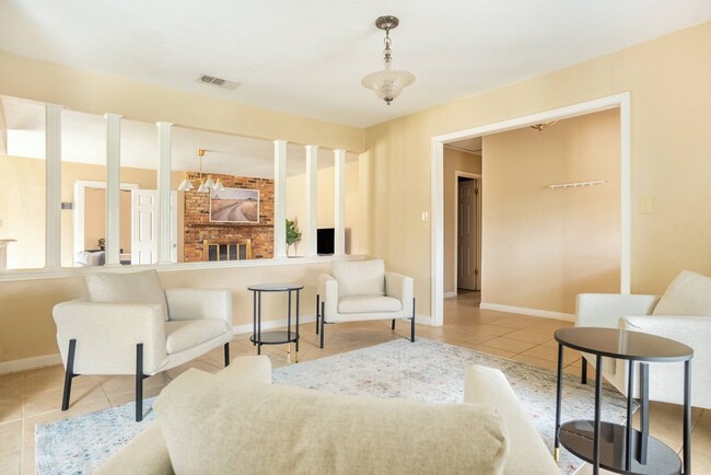 Building Photo - Queen room in 4-bed/2.0-bath Home