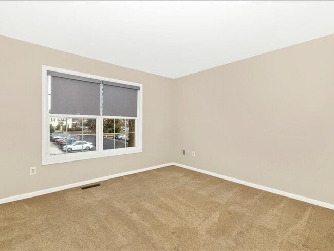 Building Photo - 584 Cotswold Ct