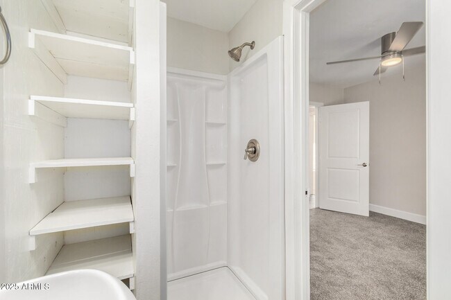 Building Photo - 423 E Crescent Ave