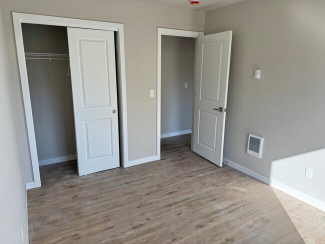 Building Photo - 531 Maple St